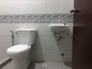 Pancuran mandi, kelengkapan dandanan diri percuma, tuala disediakan