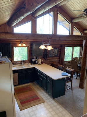 Full-sized fridge, microwave, oven, stovetop - Spa style log cabin retreat on Sandia Mountain (Cedar Crest)