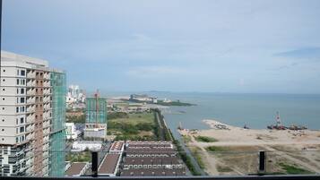 Design Apartment, 1 Bedroom | Pemandangan dari bilik