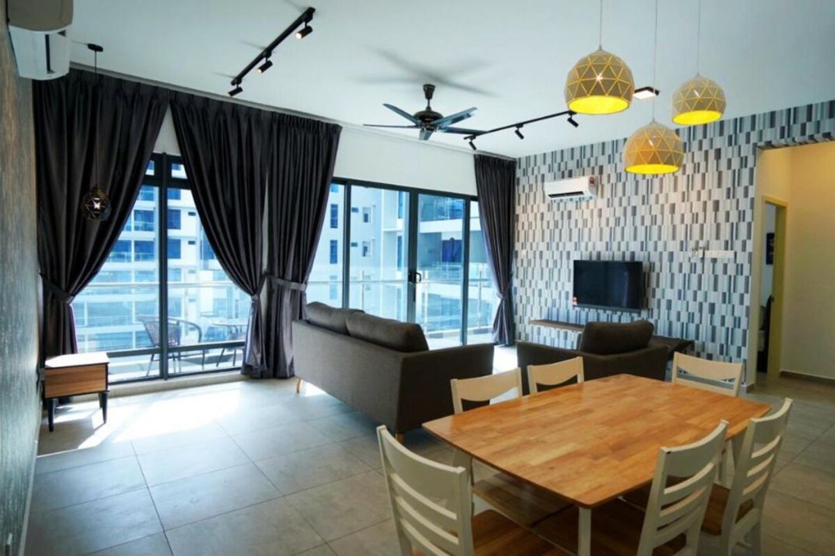 Un salon moderne comprenant un coin repas, de grandes fenêtres, un ventilateur de plafond et un téléviseur.