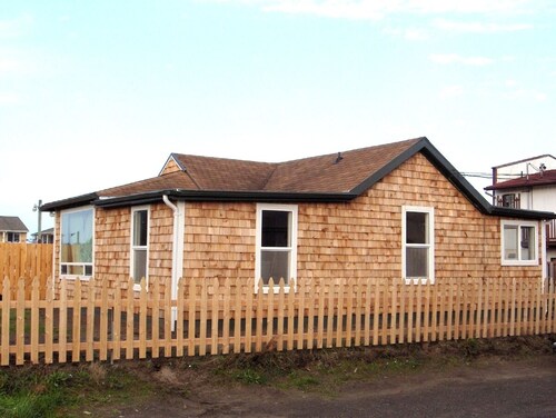 Historic 1920s Cabin Downtown: across street from Ocean one block from main