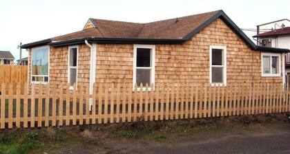 Historic 1920s Cabin Downtown: across street from Ocean one block from main
