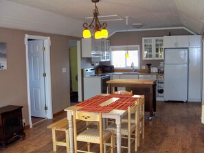 Dining - Historic 1920s Cabin Downtown: across street from Ocean one block from main (Long Beach)