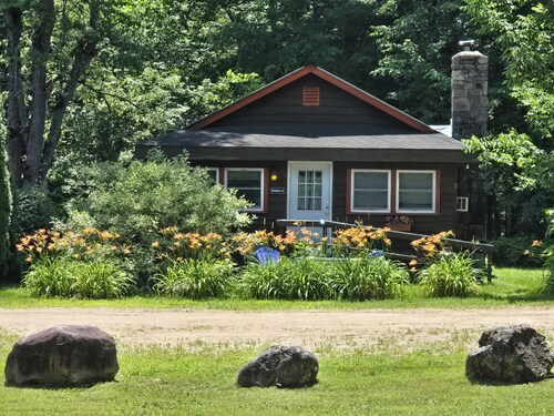 REDUCED RATE! ADIRONDACK CABIN WITH REAL WOOD BURNING FIREPLACE!