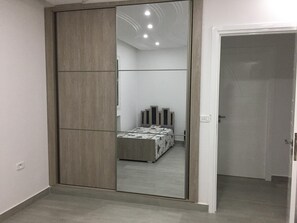 华丽公寓式客房, 2 间卧室, 海滩景观, 海滨 | 1 多间卧室、高档床上用品、熨斗/熨衣板、免费 WiFi