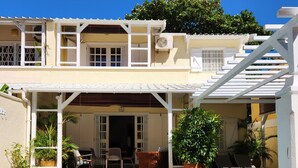 Une maison à deux étages dotée d’une piscine, de mobilier d’extérieur et d’un patio couvert.