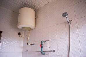 Chambre Luxe, 1 lit double | Salle de bain | Douche, douche à « effet pluie », articles de toilette gratuits