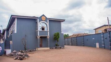 Vista frontal de la propiedad