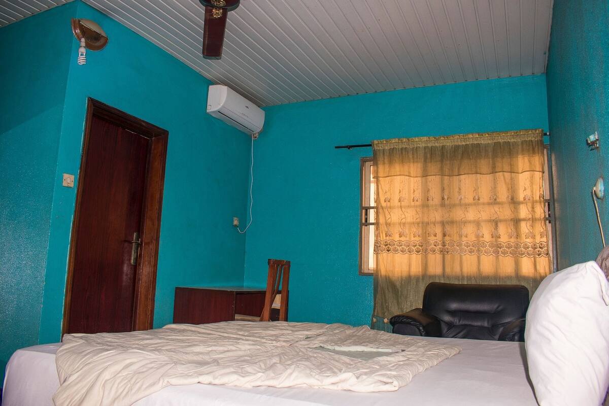 Studio, 1 Double Bed | Desk, bed sheets