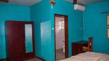 Habitación estándar, 1 cama matrimonial | Escritorio y ropa de cama