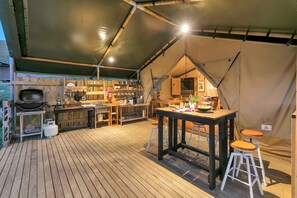 Tenda de campanya de luxe, 3 dormitoris | Zona de menjador de l'habitació