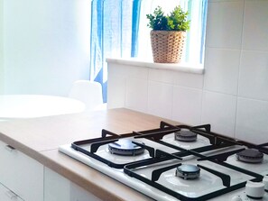 Frigorifero, microonde, forno, piano cottura