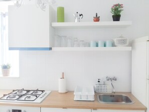 Een koelkast, een magnetron, een oven, een kookplaat