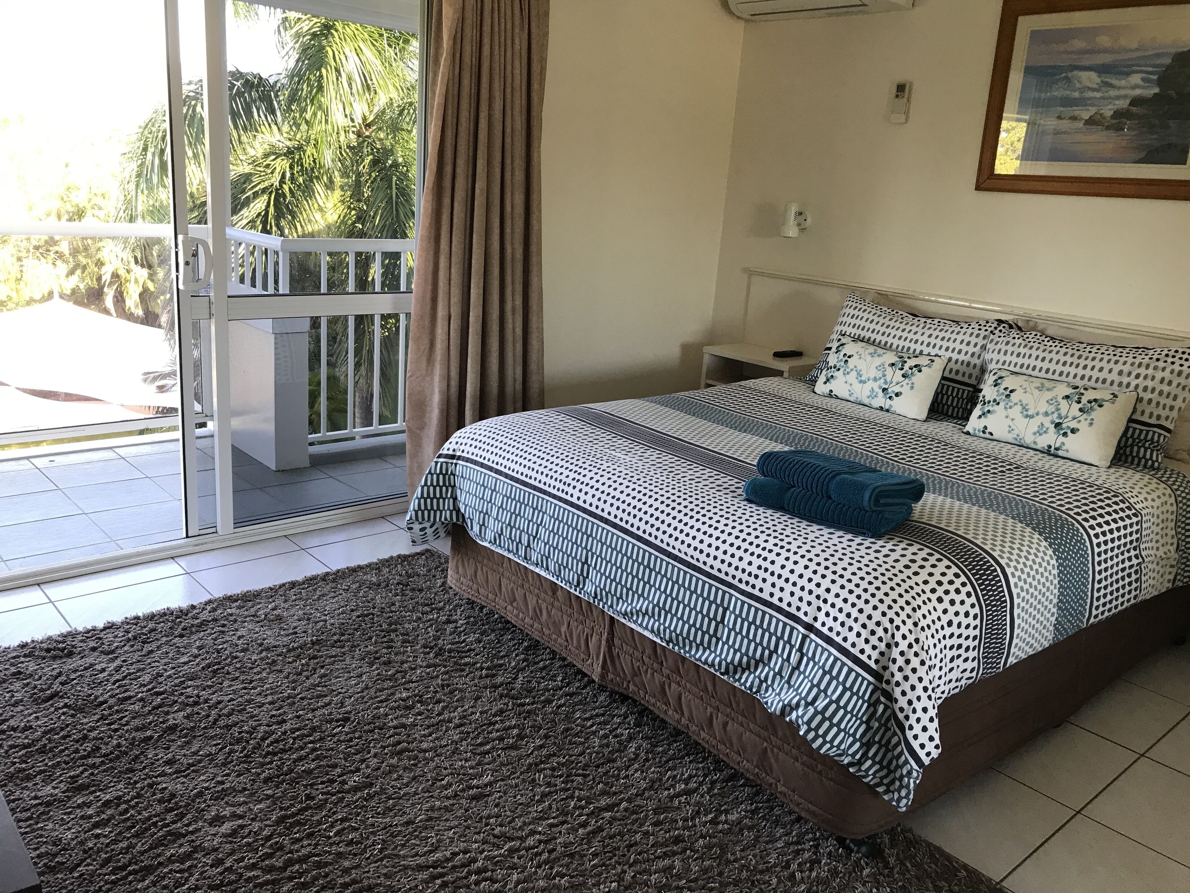 Top floor Views lift close by this apartment has the lot plus free health club — image 22