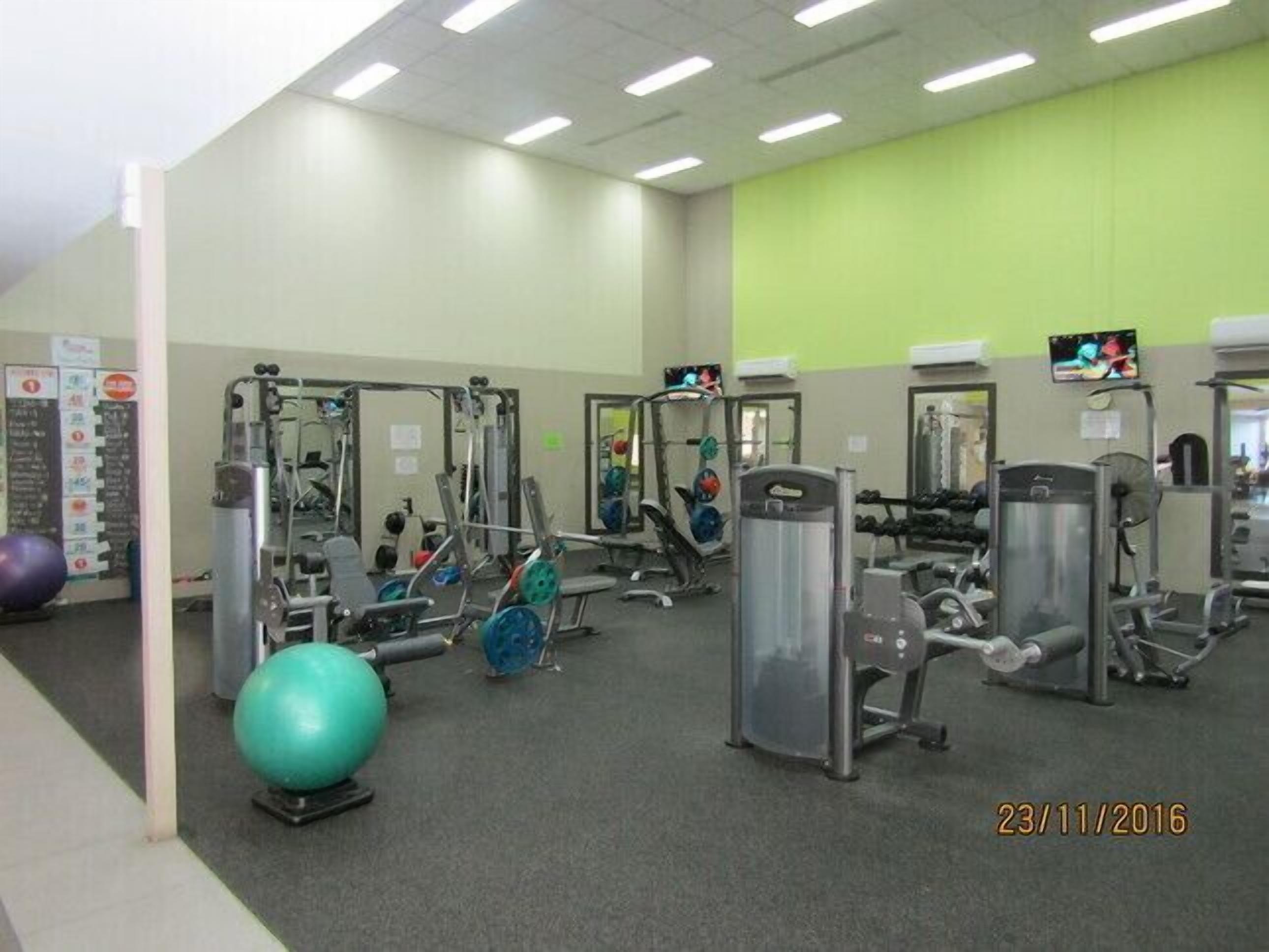 Top floor Views lift close by this apartment has the lot plus free health club — image 13