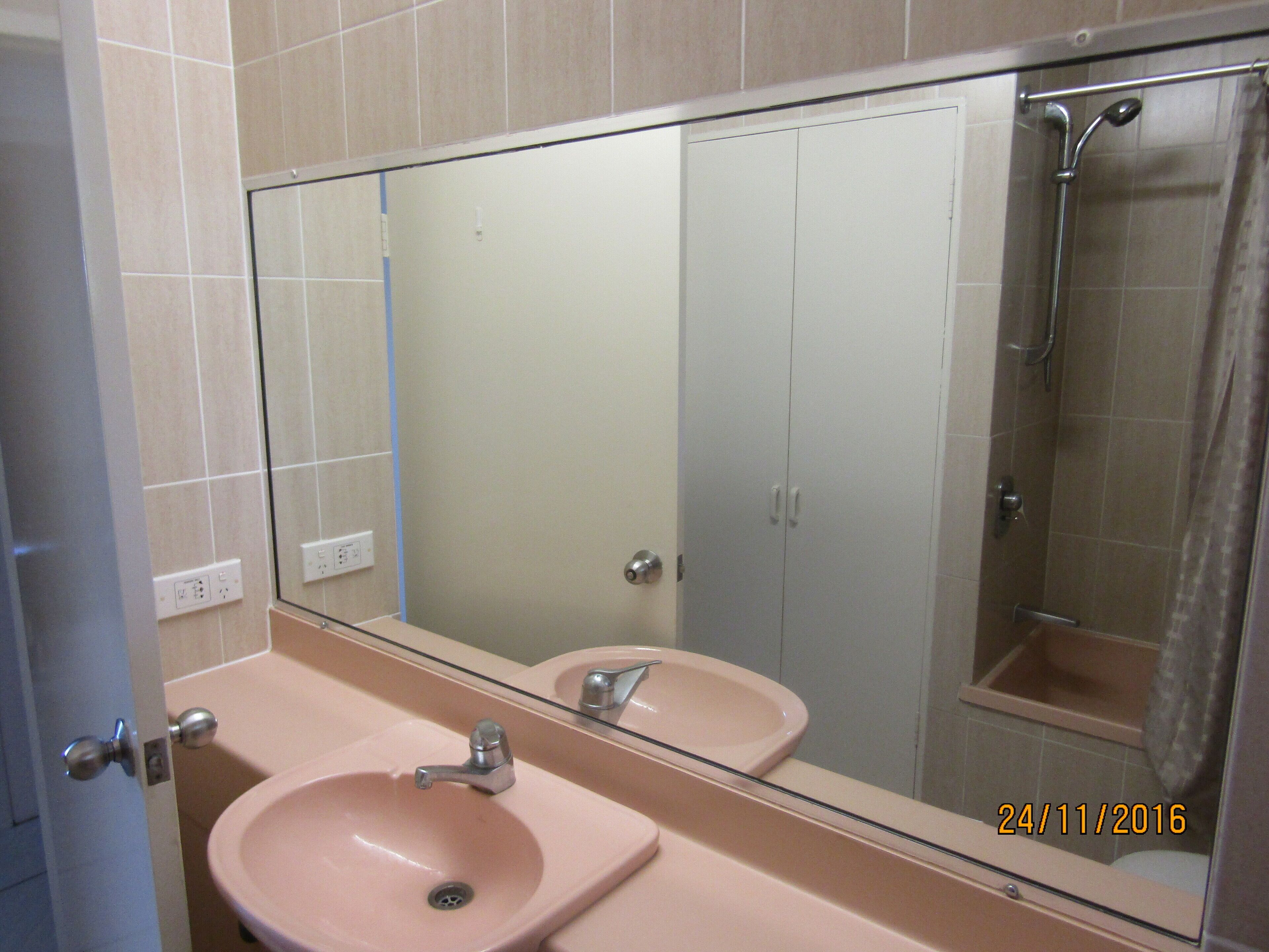 Top floor Views lift close by this apartment has the lot plus free health club — image 23
