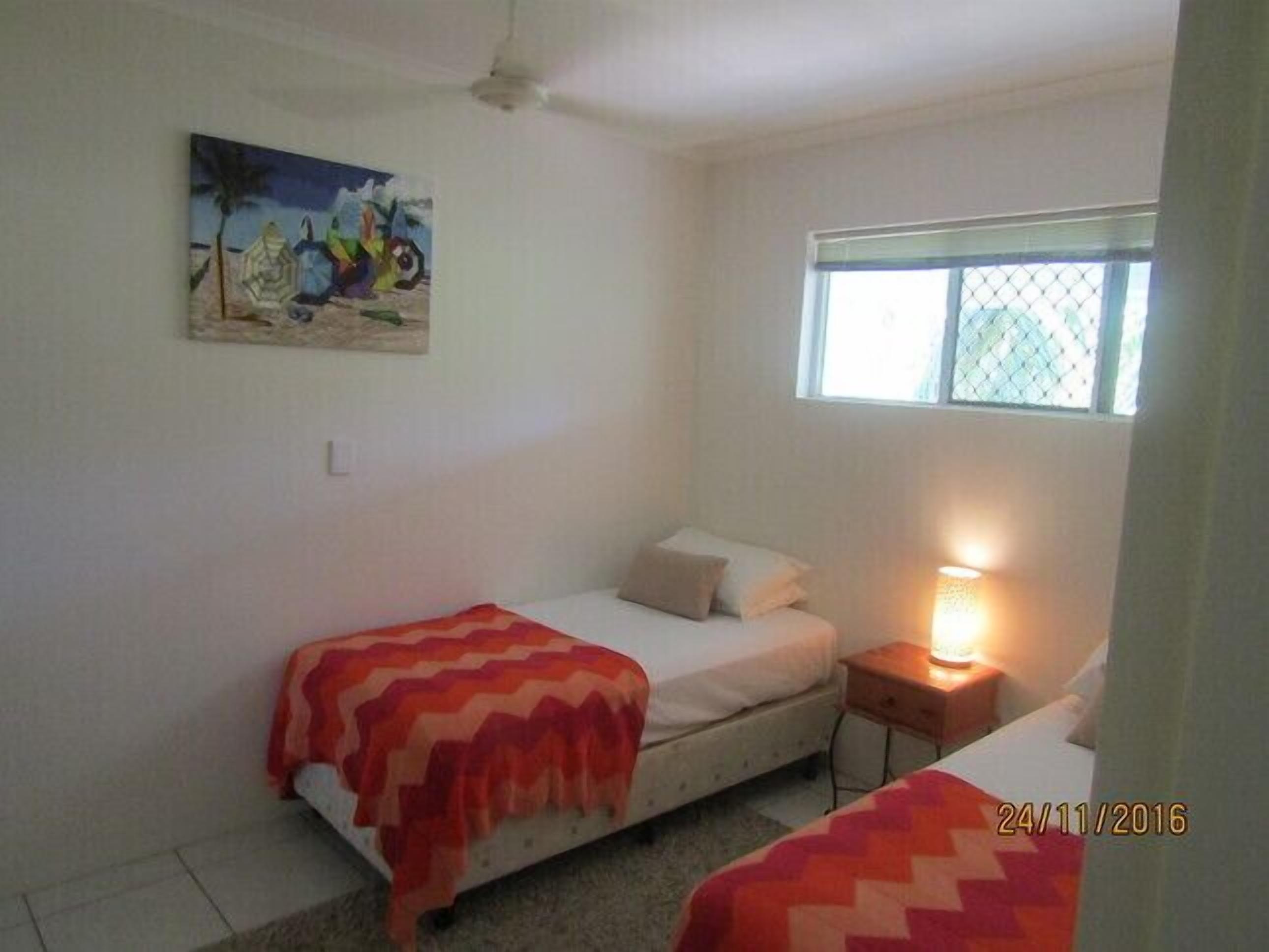 Top floor Views lift close by this apartment has the lot plus free health club — image 7