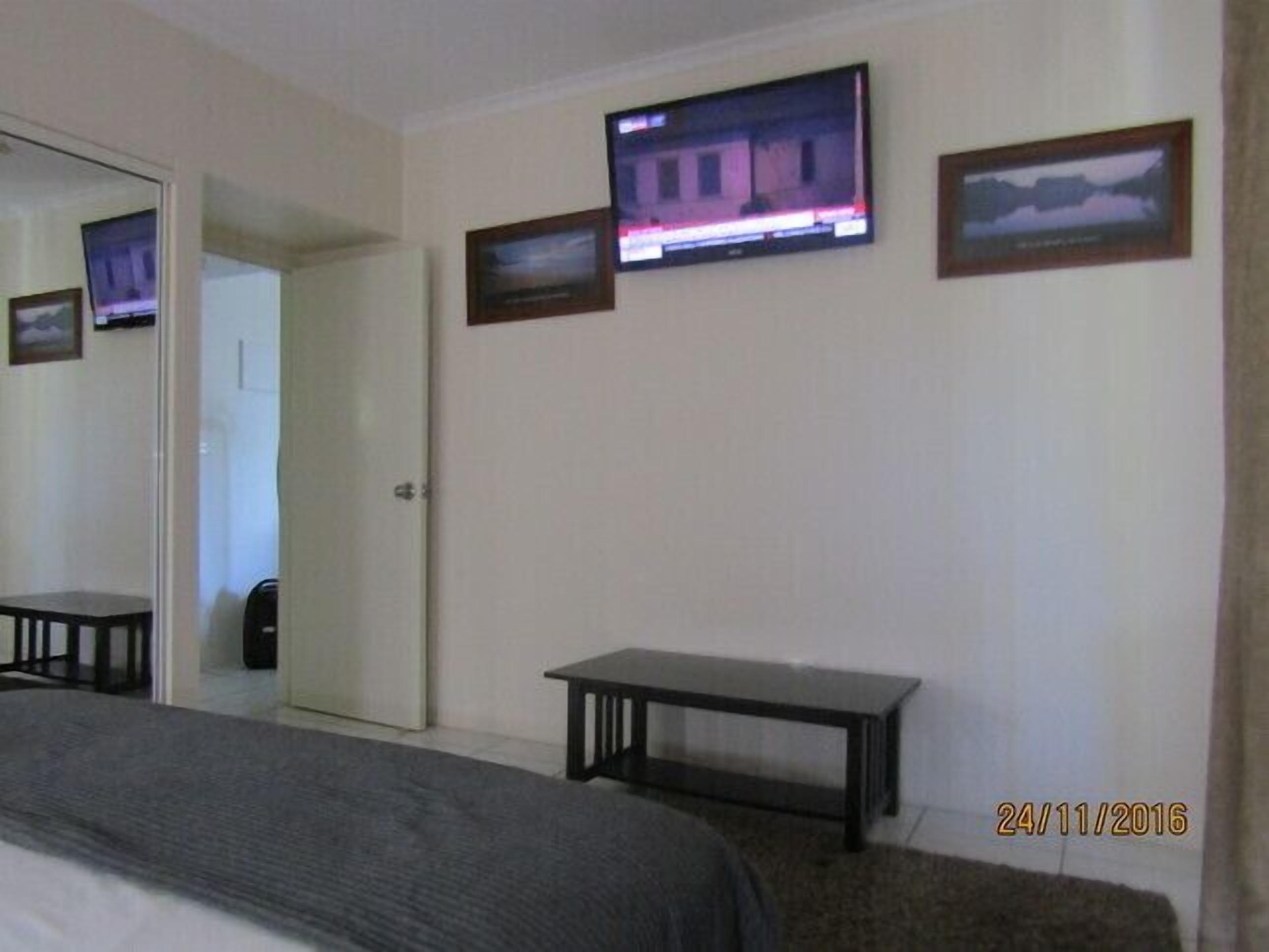 Top floor Views lift close by this apartment has the lot plus free health club — image 6