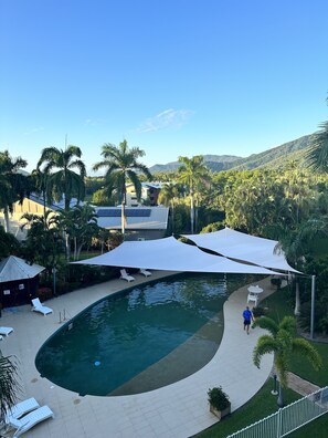 حمّام سباحة خارجي، بركة سباحة ضيّقة