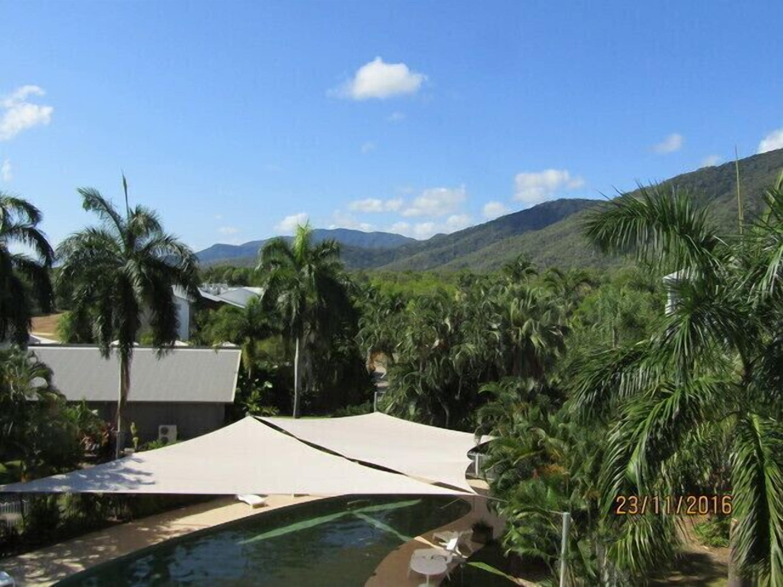 Top floor Views lift close by this apartment has the lot plus free health club — image 5