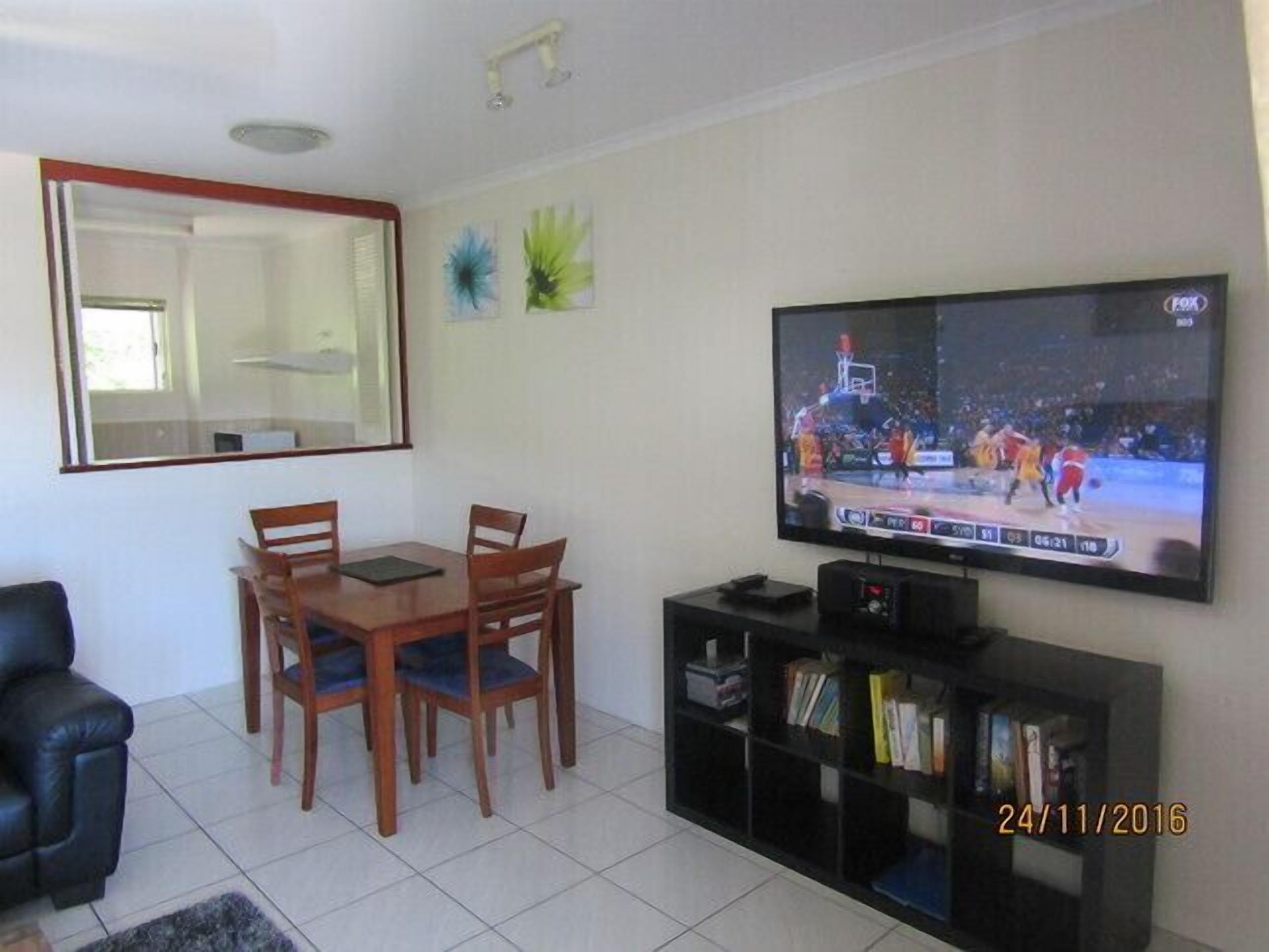 Top floor Views lift close by this apartment has the lot plus free health club — image 3