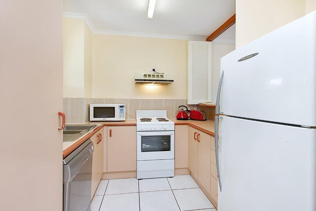 Top floor Views lift close by this apartment has the lot plus free health club — image 19