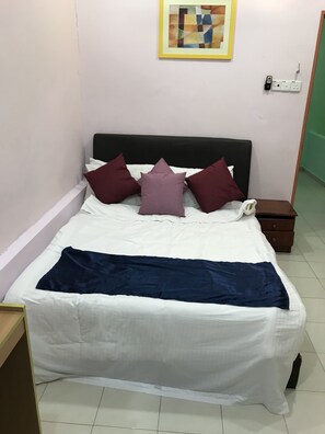Basic Double Room, 1 Queen Bed | Bathroom | Shower, free toiletries, hair dryer, slippers - Bukit Bentong Homestay (Bentong)