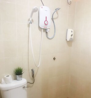 Family Room, 1 Bedroom | Bathroom | Shower, free toiletries, hair dryer, slippers - Bukit Bentong Homestay (Bentong)