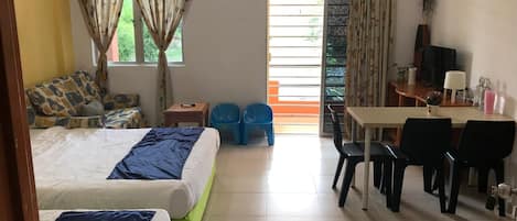 1 chambre, fer et planche à repasser