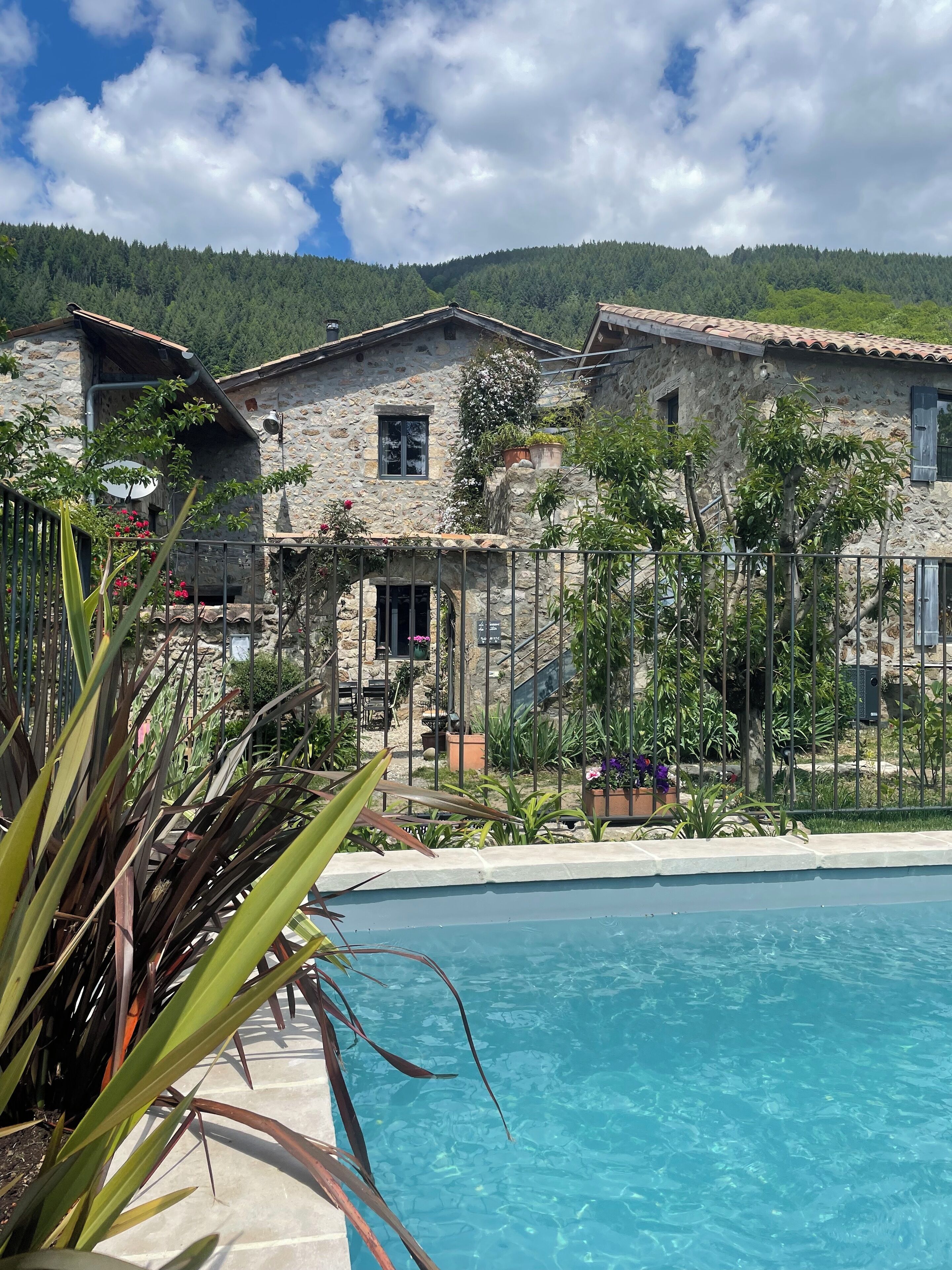Una piscina al aire libre, una piscina climatizada