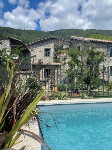 Loft rénové en pierres avec terrasse panoramique