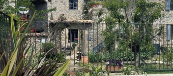 Antigua casa de labranza rodeada de naturaleza