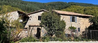 Gammelt våningshus omgitt av natur