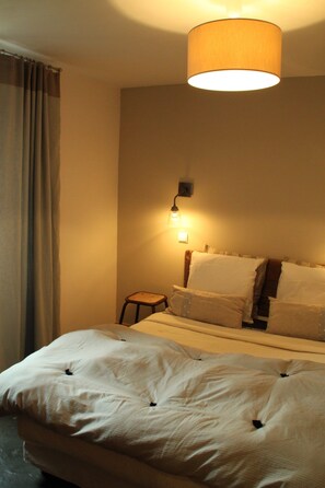 2 quartos, escrivaninha, ferros/tábuas de passar roupa, berço de viagem