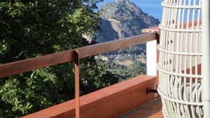 A balcony with a view of a mountainous landscape and the sea. - Luxury Villas in Sicily with pool (Cefalù)