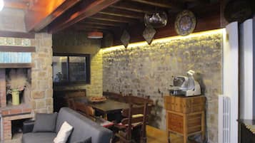 Smart-TV, Kamin, DVD-Player, Tischtennisplatte