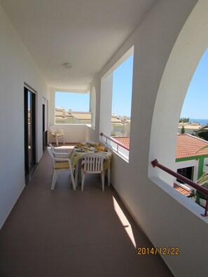 Outdoor dining - Algarve T2 Apartment, Porches, Pool and access to 2 Beaches, Family Home (Porches)