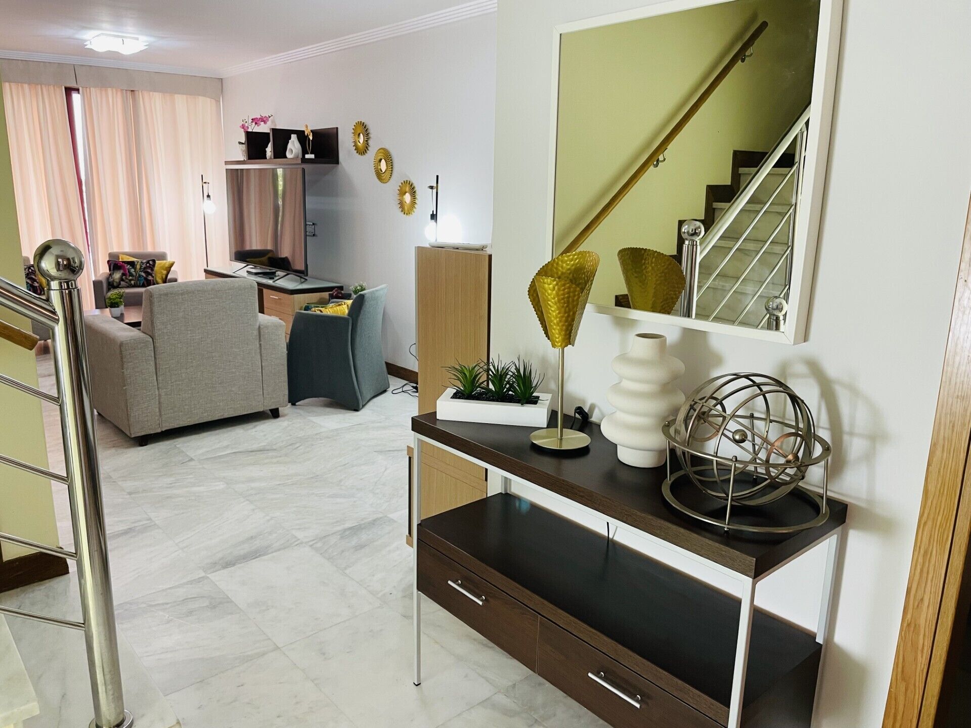 Televisión, reproductor de DVD y libros 