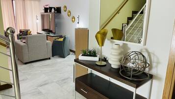 TV, DVD player, livros