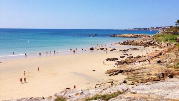 A beach with clear blue water, sandy shore, and rocky terrain. - BEACH FRONT, SPA, SWIMMING POOLS, TENNIS, PADDLE, LARGE GARDEN, PLAYGROUND, CHILDREN'S PLAYGROUND, PLAYGROUND, TENNIS COURTS, PADDLE, LARGE GARDEN, CHILDREN'S PLAYGROUND, CHILDREN'S PLAYGROUND, CHILDREN'S PLAYGROUND. (O Grove)