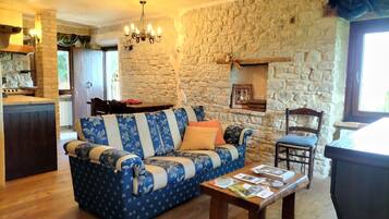 Fernseher, Bücher, Stereoanlage