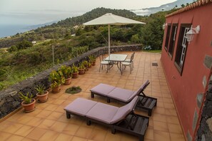 Outdoor dining - Detached cottage with two terraces and views of sea and mountains (Puntallana)