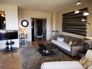 TV - Luxury building with swimming pool and sea access (Vallauris)