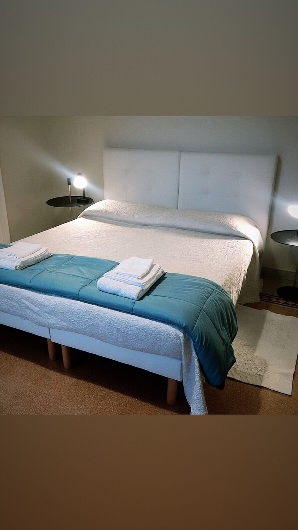 2 عدّة غرف نوم ومكواة/لوح كي وسرير سفر وواي فاي مجانًا