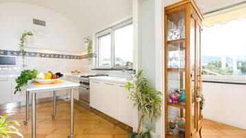 Réfrigérateur, micro-ondes, four, lave-vaisselle