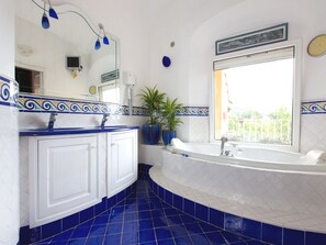 Een douche, een bubbelbad, een haardroger, een bidet