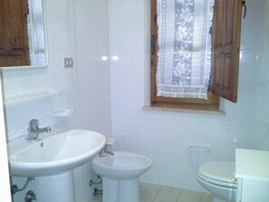 Douche, sèche-cheveux, serviettes fournies
