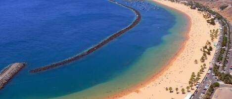 Una playa cerca, toallas de playa