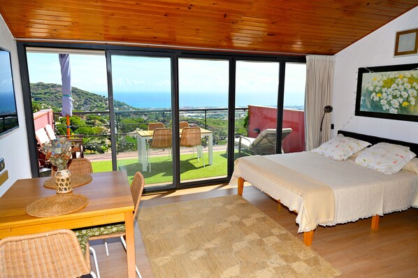 1 habitación, tabla de planchar con plancha y cuna de viaje