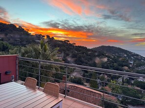 Outdoor dining - In Cabrils (Barcelona at 20 km). Apartment with sea view, pool and very quiet (Cabrils)